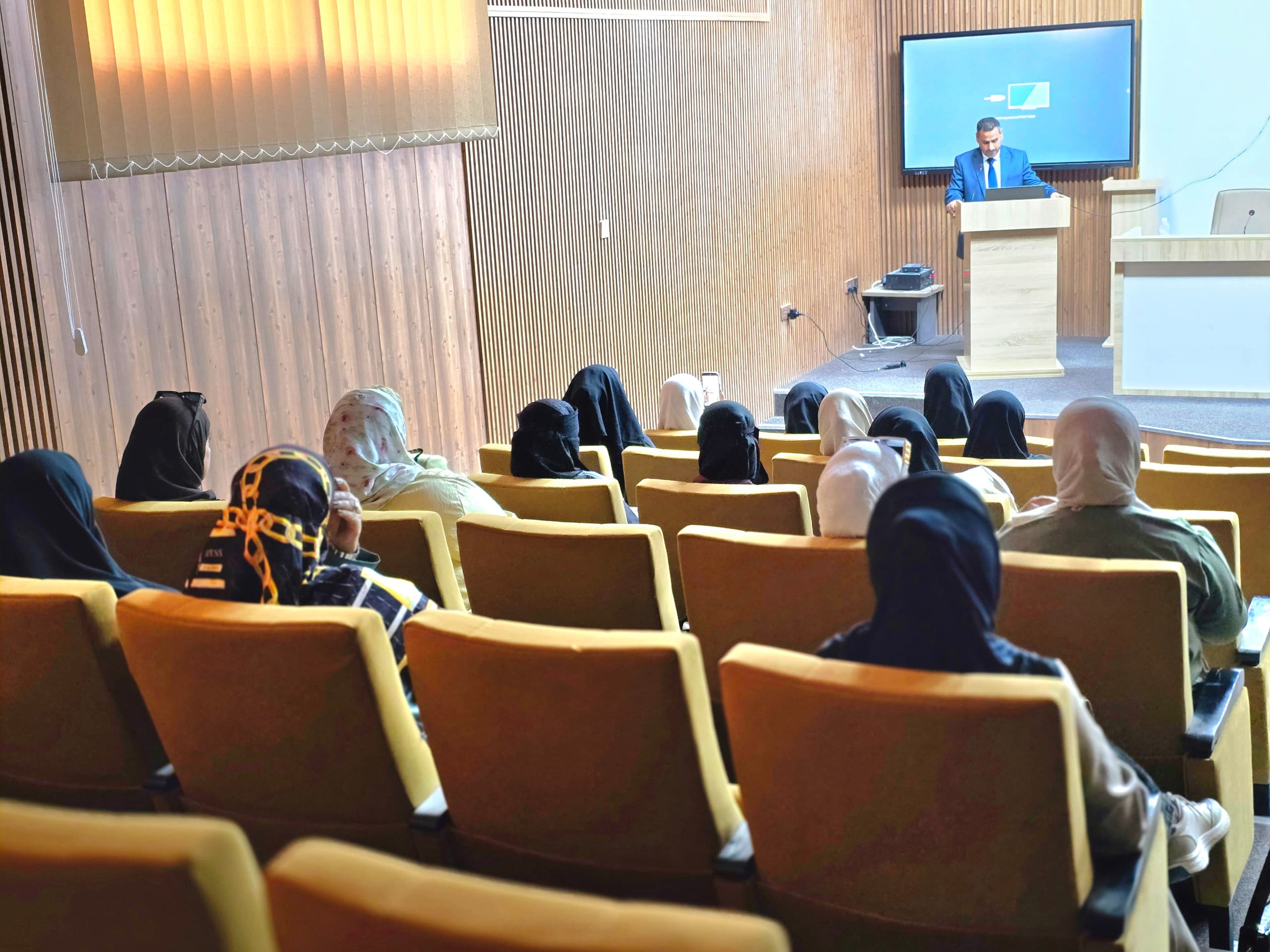 ختتام ندوة علمية  اختُتمت اليوم السبت الموافق 16 / 5 / 2026م فعاليات الندوة العلمية التي نظّمتها الأكاديمية الليبية للدراسات العليا بالتعاون مع المركز الوطني لبحوث الإعلام وعلوم الاتصال ومركز تنمية